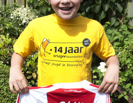 Calvin de Graaf met de handtekening van Johan op zijn Ajax-shirt