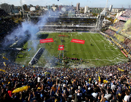 Uitzicht vanaf de tribunes van La Bombonera, het stadion van de Boca Juniors tijdens de beladen derby tegen River Plate (2008). EPA/CEZARO DE LUCA