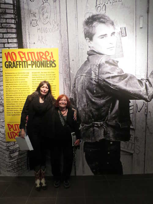 Louise Schiffmacher and Henriëtte Vičs in front of the photo of Dr. Rat. Photo Annemarie de Wildt