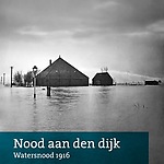 Voorkant boek ‘Nood aan den dijk’, met foto van Zunderdorp tijdens de watersnood
