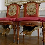 Twee stoelen met ingestorte zitting