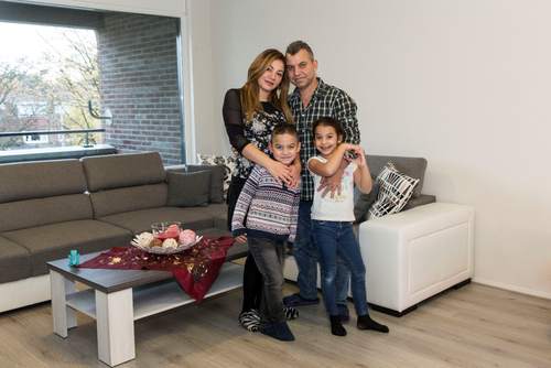 Het Syrische gezin in hun nieuwe huis (foto: Maurice Boyer).