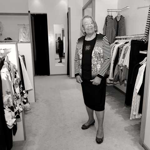 Eveline past kleding in modehuis Klomp te Barneveld. Foto door Annelies Barendrecht, 2015