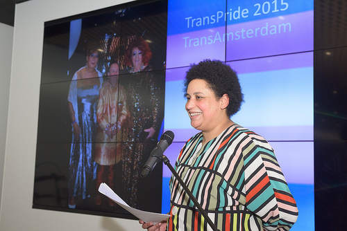 Deelnemer van het open podium van TransPoetry, georganiseerd door Brian van Nunen en TransAmsterdam