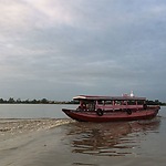 Het bootje van Paramaribo naar Nieuw Amsterdam. Foto  Anouk Mooijman