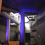 Een soortgelijk gat met licht van de boven, tijdens de bouw van de halte Centraal Station van de Noord/Zuidlijn, 2013. Foto door Husky, via Wikimedia Commons