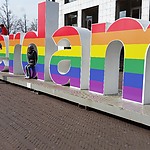 De regenboogletters van Iamsterdam trokken veel bekijks.  