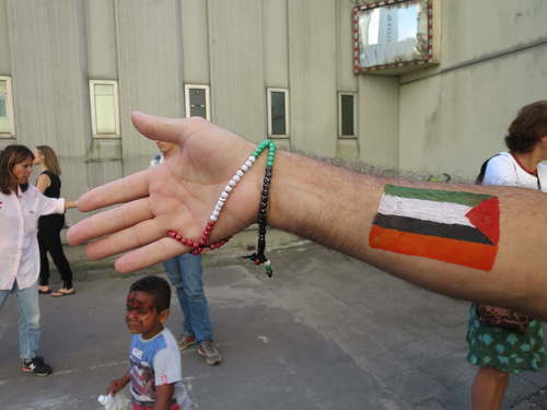 Palestijnse vlag met oranje/Nederlandse baan. foto Annemarie de Wildt