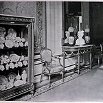 De balzaal met twee olielampen omstreeks 1907.