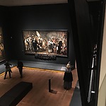 Filmmaakster Ida Does, cameraman Jurgen Lisse en het Kabramasker in actie. Op de achtergrond: Govert Flinck, Compagnie van Joan Huydecoper, 1650. Amsterdam Museum.