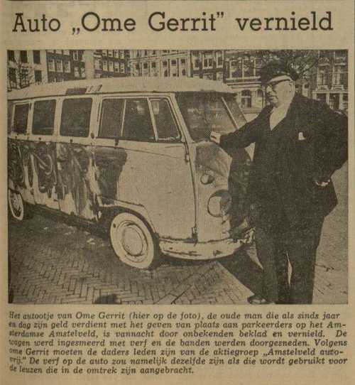 "Een actiegroep is nog steeds doende het Amstelveld vrij van auto's te krijgen. Daarvoor zijn ter plaatse teksten verschenen". "NRC Handelsblad". Rotterdam, 10-03-1972.