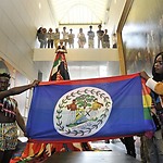 De vlag van Belize en de Rainbow Dress.