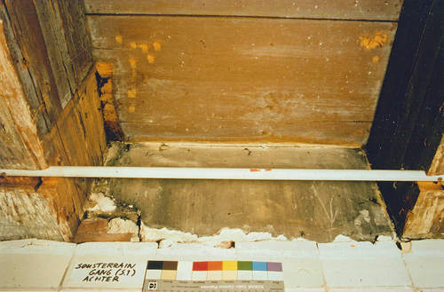 Afb. 18 In het achterste deel van de gang was slechts oude witkalk en stuc boven het moderne plafond
