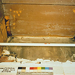Afb. 18 In het achterste deel van de gang was slechts oude witkalk en stuc boven het moderne plafond