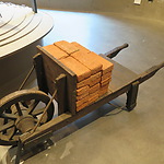 'Voel maar hoe zwaar' Kruiwagen met stenen in Waterliniemuseum bij Fort Vechten. 