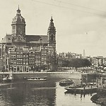 G. H. Heinen, Prins Hendrikkade met Schreierstoren, St.-Nicolaaskerk en Victoria Hotel, gezien vanaf de Oostertoegang,1895-1898, Rijksmuseum
