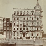 Victoria Hotel gezien vanuit het Damrak, anoniem 1850 -1920
