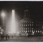 Edison Lichtweek, gezien naar Dam (westzijde), 1929. Foto Beeldbank Stadsarchief Amsterdam