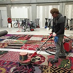 Het tapijt 'Mijn stad' van Barbara Broekman wordt gereinigd