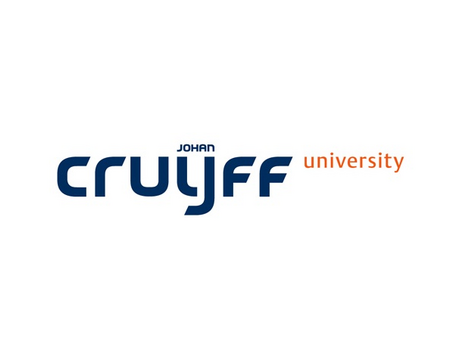 Het logo van de Johan Cruyff University, waar Johan in 2010 een bezoek bracht