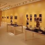 Bezoekers in de tentoonstelling