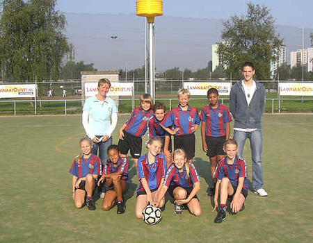 Hier sta ik met mijn team op het korfbalveldveld van DKV Victoria in Diemen (2008).