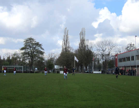 Een van de voetbalvelden op Sportpark Middenmeer. Een wedstrijd van een zaterdagelftal bij FORTIUS.