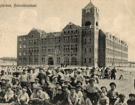 De ambachtsschool die in 1912 geopend werd.