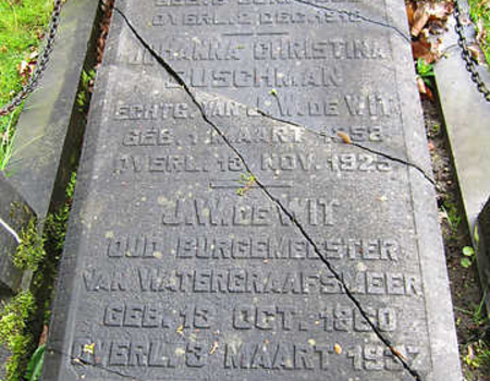 Het graf van J.W. de Wit, oud burgemeester van Watergraafsmeer. Jammer, dat de steen beschadigd is.
