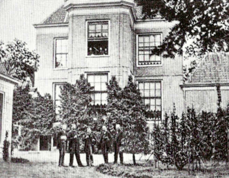 Het bestuur van de Tuinbouwschool Linnaeus poseert aan de achterzijde van Frankendael. Het houten schoolgebouw (links) brandde in 1894 af.