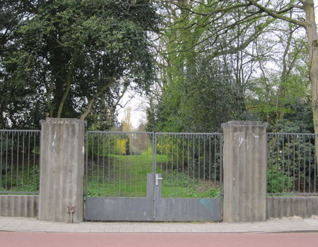 Het toegangshek naar de Nieuwe Ooster aan de Middenweg. Hier stond ooit de prachtige poort  van Oud Roosenburgh.