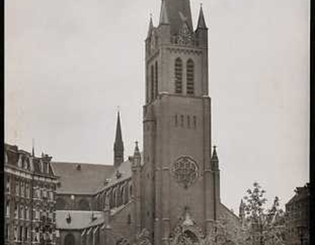 De Bonifatiuskerk met toren (gebouwd in 1926-1927)