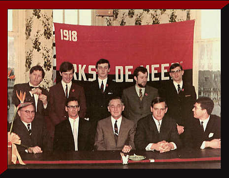 <strong>Feestcommissie en bestuur in 1968.</strong>
