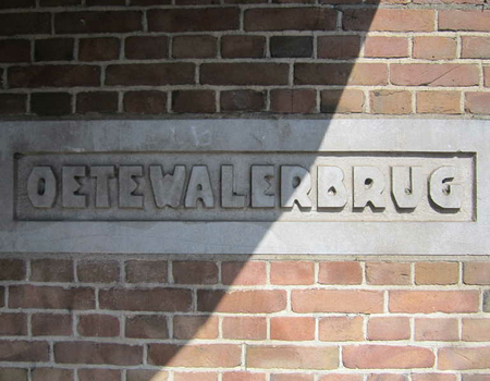 De naam van de brug in de stenen muur bij de HEMA.