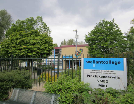De ingang van het Wellantcollege aan het Archimedesplantsoen.