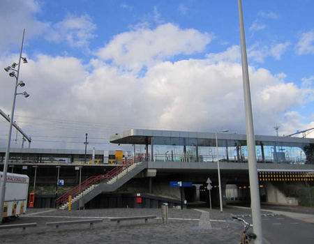 Het vooraanzicht van het nieuwe treinstation aan de Kruislaan, boven het viaduct.