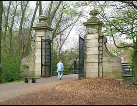 Het Hekkepoortje als toegang tot het Flevopark. Voorbij de poort links en rechts de toegang tot de Joodse begraafplaats Zeeburg.