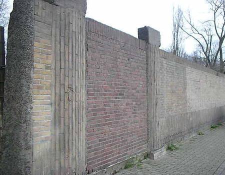 De muur met dichtgemetselde toegang aan de Valentijnkade.