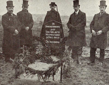 gra Op 31 december 1920 werd Watergraafsmeer onofficieel "beven". De kist, met zand gevuld, werd bijgezet in het terrein achter het huis van boer Slacht (nu Nobelweg). Op de achtergrond de Schagerlaan.