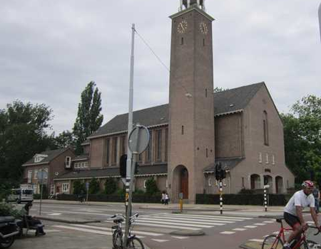 De Kerk De Bron op de hoek van de Middenweg/Hugo de Vrieslaan.