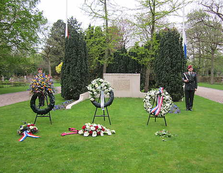 Het monument voor de gesneuvelde Nederlandse militairen op de Nieuwe Ooster tijdens de herdenking op 4 mei 2012.