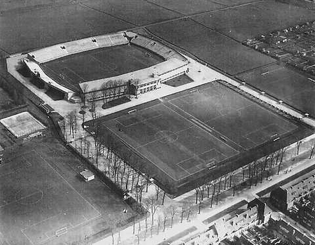 Het AJAX stadion op 28 maart 1936. Links is nog goed de oprijlaan met de 2 rijen bomen te zien. Iets daarboven (witte vierkant) de tennisvelden van V.V.G.A. ? En rechts een gedeelte van de volkstuinen van Voorland