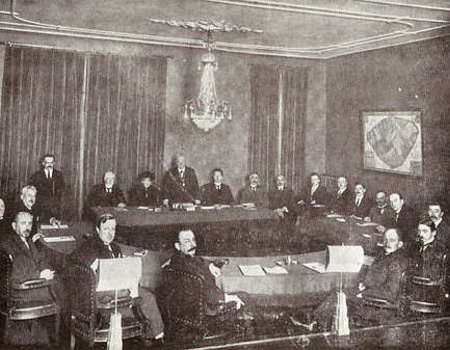 De laatste Raadszitting in het raadhuis aan de Linnaeusparkweg 20-22 op 31 december 1920. Burgemeester de Wit staat achteraan in het midden.
