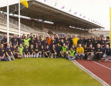 Open dag van de Johan Cruyff Foundation in 2007 in het Olympisch Stadion. Johan (met oranje trui) gaat na afloop met de vrijwilligers op de foto.