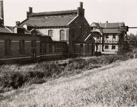 De voormalige gasfabriek van de Watergraafsmeer gelegen aan de Noorder Ringdijk 8, later Oosterringdijk genoemd.