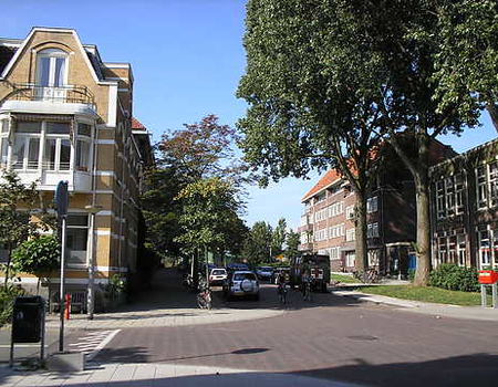 Hetzelfde huis met rechts nog net zichtbaar de Hogewegschool(2006)