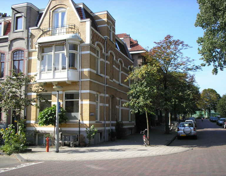 Het huis op de Hogeweg waar de Vierkantsclub in de Watergraafsmeer zijn bijeenkomsten hield.