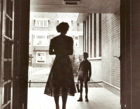 De eerste schooldag in 1949, ingang Herschelstraat.