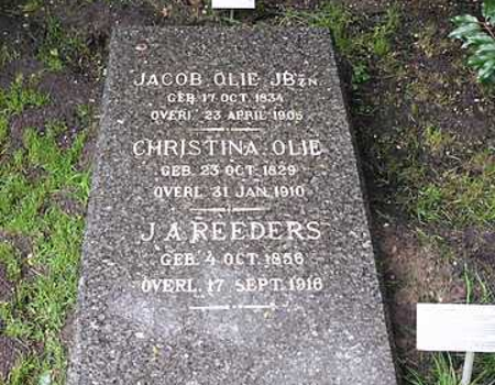 De grafsteen van Jacob Olie, fotograaf, bekend van zijn vele prachtige Amsterdamse foto's.