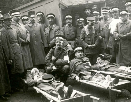 'Gewonden” op brancards tijdens een oefening van de Amsterdamse kolonne van het Nederlandse Rode Kruis tijdens een oefening in 1922 in de Watergraafsmeer-Amsterdam.